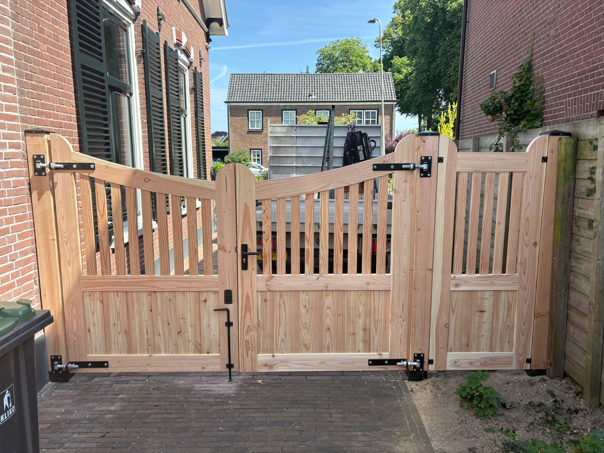 Douglas poorten op maat – stijlvolle tuinpoorten van duurzaam hout